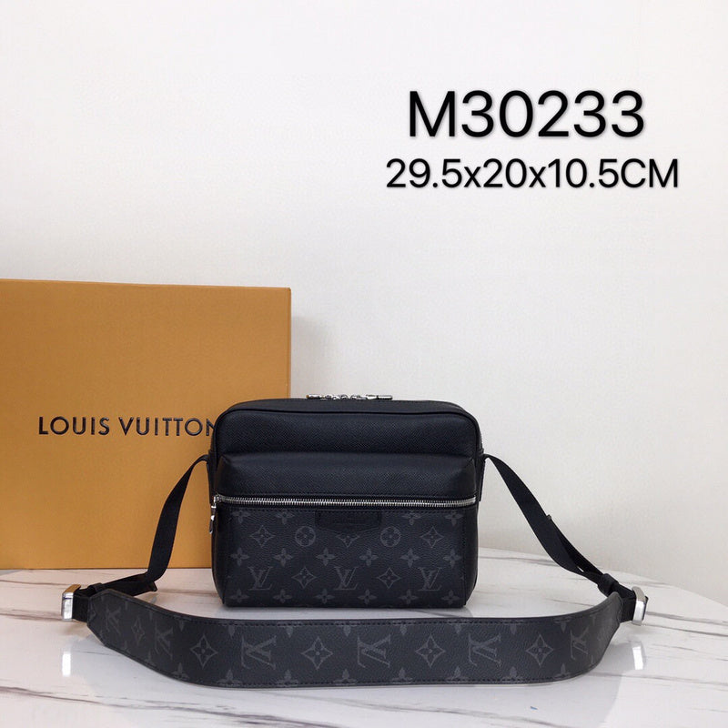 Side profile of everyday-luxe signature women's handbag – women's designer-style accessory