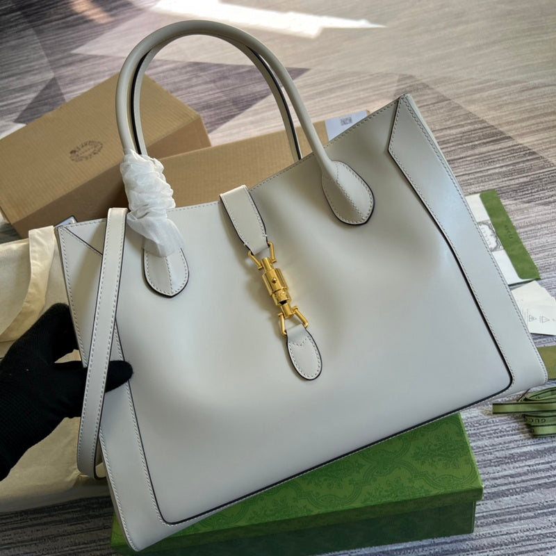 Handle and strap detail of chic structured women's handbag – women's premium purse