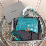 Side profile of chic everyday-luxe women's handbag – women's everyday handbag