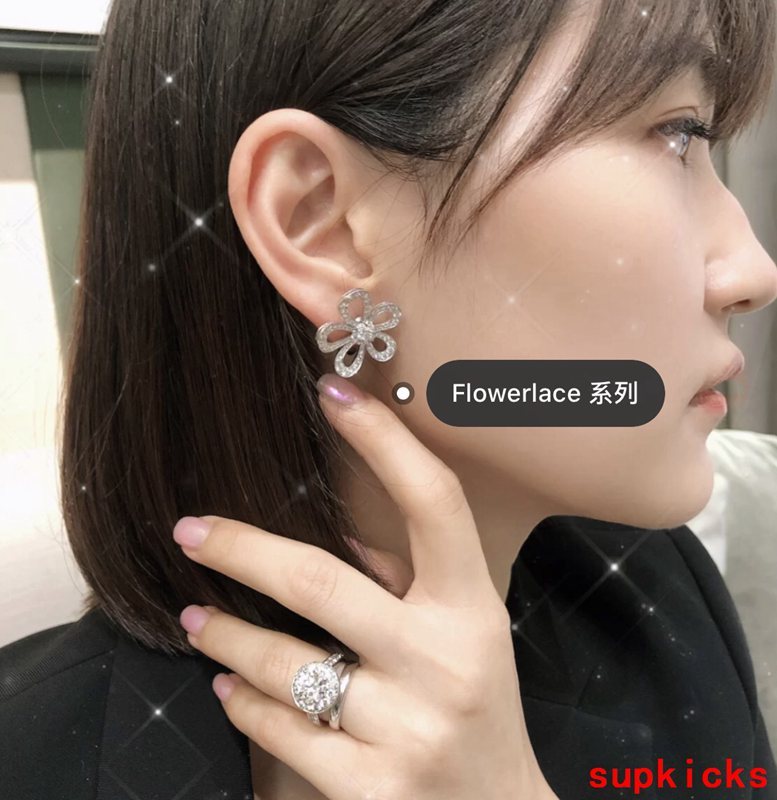 Side view of Van Cleef & Arpels unisex jewelry piece