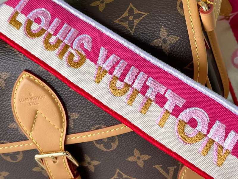 Handle and strap detail of structured refined women's handbag – women's luxury handbag