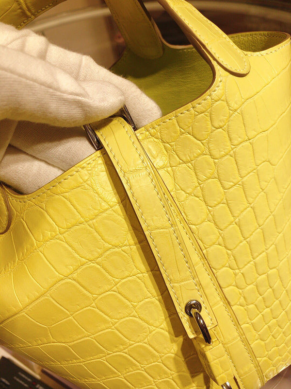  Clean-Lined carryall bag front view 7