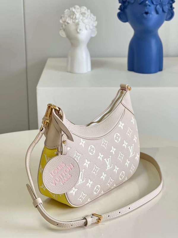 Handle and strap detail of statement structured women's handbag – women's premium purse