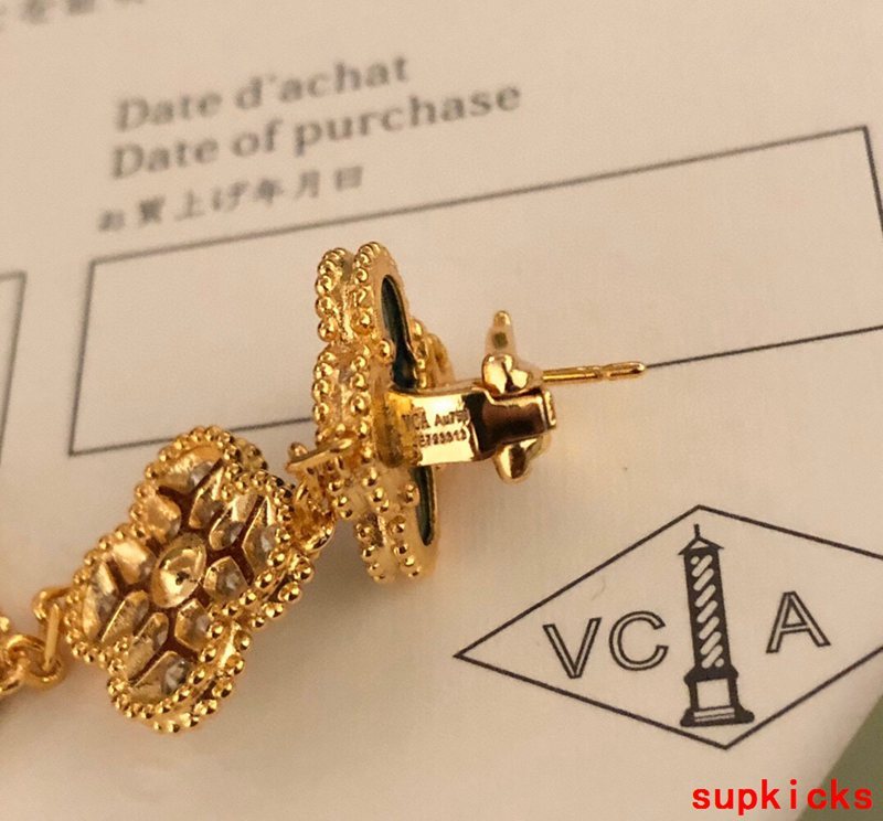Angled view of Van Cleef & Arpels unisex jewelry piece