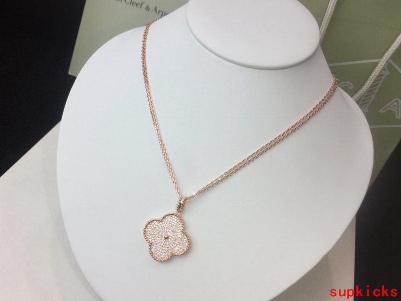 Full view of Van Cleef & Arpels unisex jewelry piece