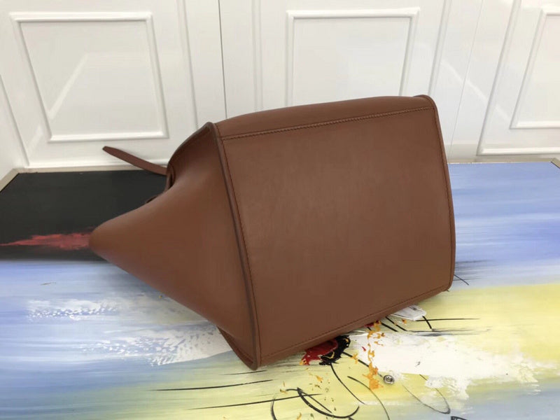 Side profile of modern signature women's handbag – women's designer-style accessory