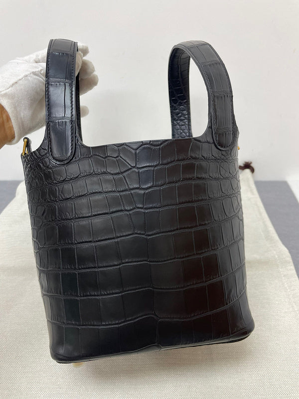 Balanced handbag styled for everyday wear