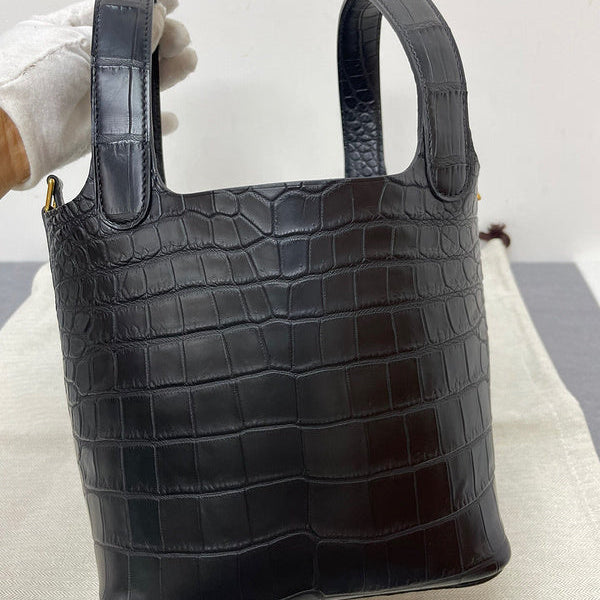 Balanced handbag styled for everyday wear