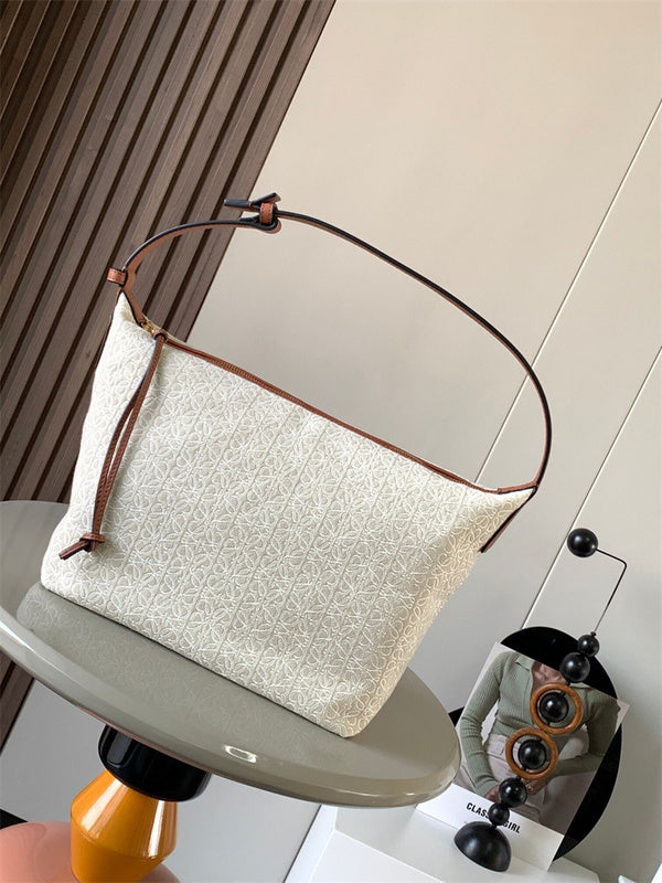 Ziva's Charm handbag – angled view (21cm*17cm*13cm)