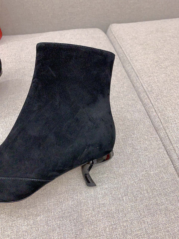 Side profile view of Roger Vivier luxury piece style No.061