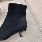 Side profile view of Roger Vivier luxury piece style No.061