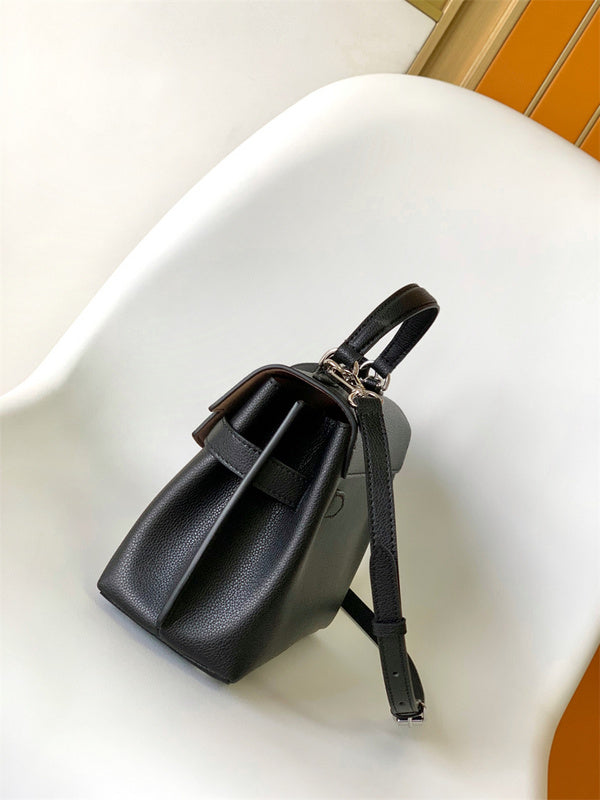  everyday shoulder bag styled with outfit 12