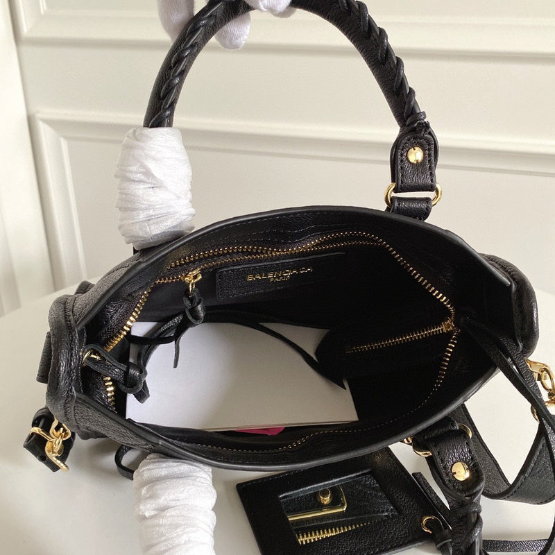 Zivas Charm Versatile Design Statement Handbag (Refined Practical Design) – Close-Up Detail