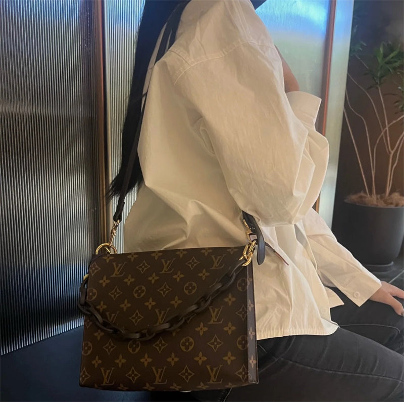  Minimalist tote bag carried on shoulder 16