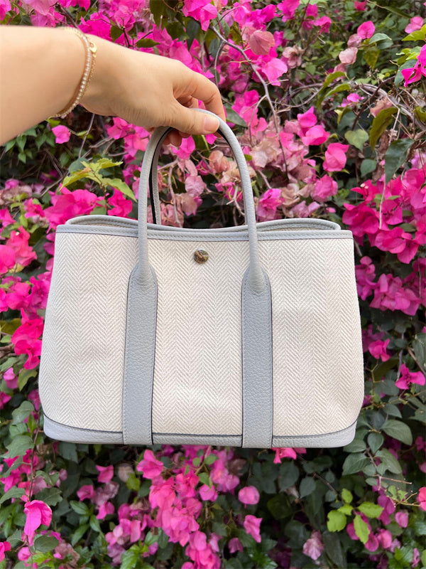  Essential everyday bag front view 19