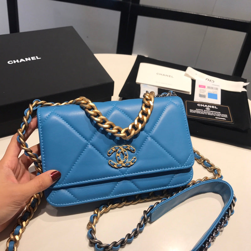 Zivas Charm Modern Minimalist Look Fashion Handbag (Statement-Ready Design) – Detail View
