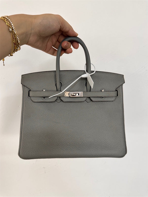  signature shopper bag styled with outfit 12
