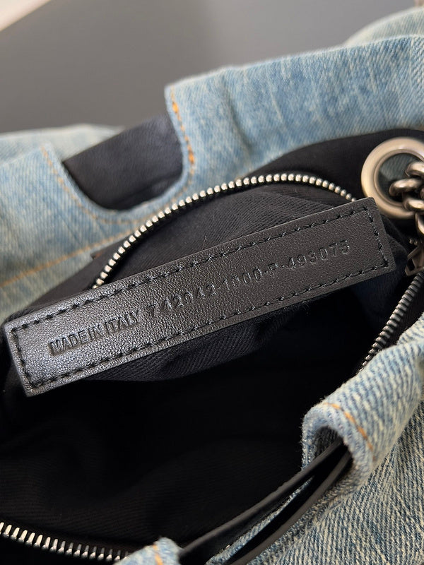 Zivas Charm Refined Structure Statement Handbag (Signature Shape & Finish) – Close-Up Detail