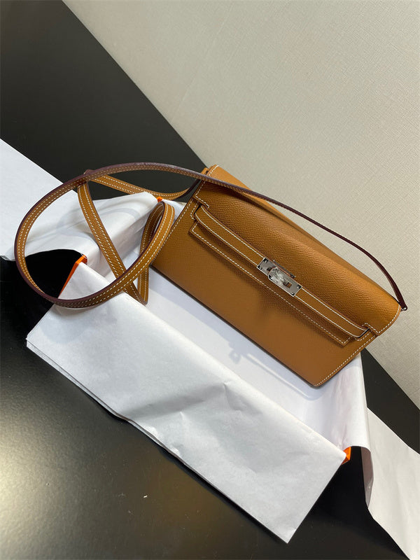 clean-lined carryall bag detail view showing craftsmanship 14