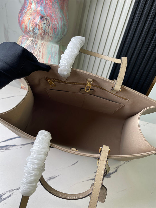  shoulder bag interior and compartment view 27