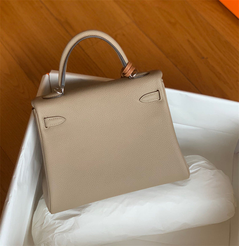  streamlined everyday bag detail view showing craftsmanship 8
