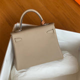  streamlined everyday bag detail view showing craftsmanship 8