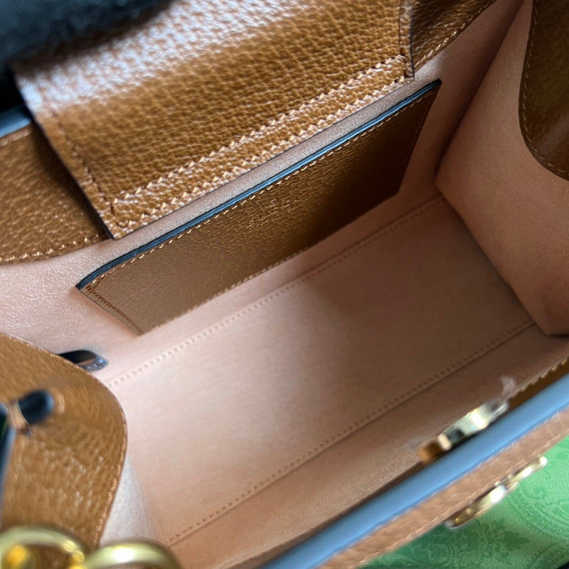 Side profile of everyday-luxe chic women's handbag – women's everyday handbag