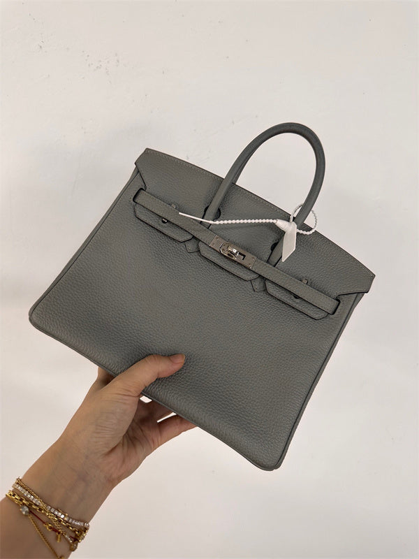  signature shopper bag detail view showing craftsmanship 14