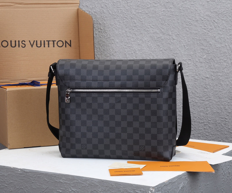 Handle and strap detail of everyday-luxe signature women's handbag – women's statement bag