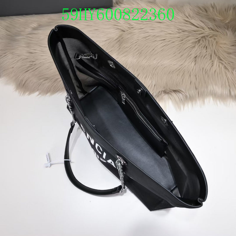 Ziva's Charm handbag – detail view (one versatile size)