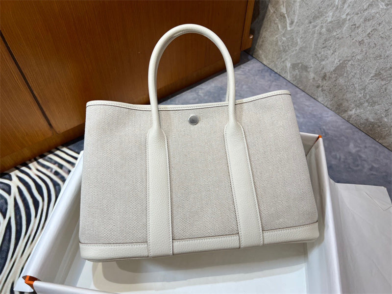  Effortless everyday bag front view 19