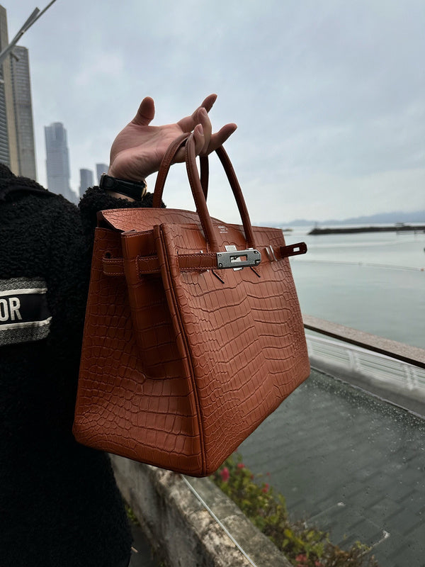 Understated bag women's premium everyday handbag