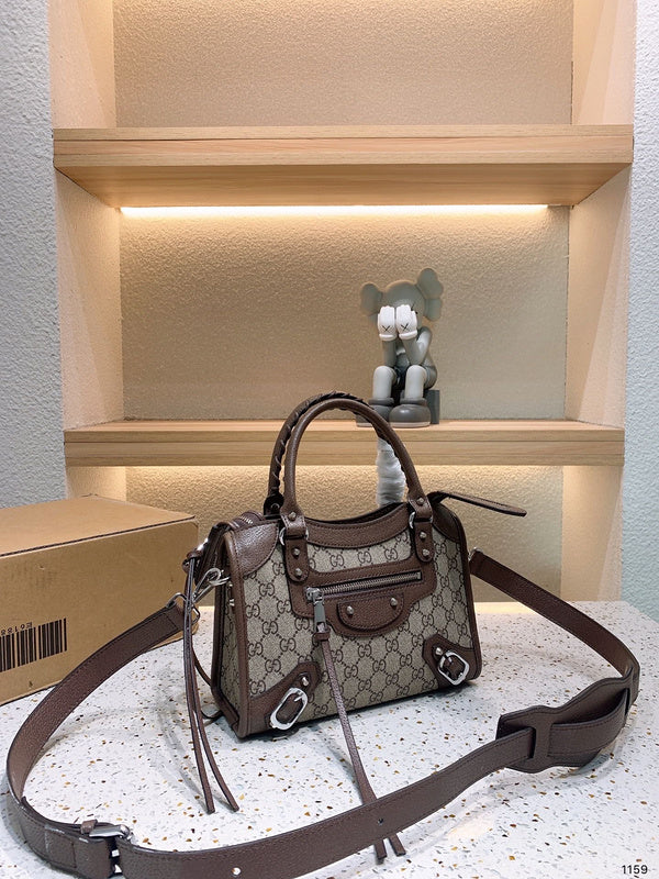 Ziva's Charm handbag – close-up view (one versatile size)