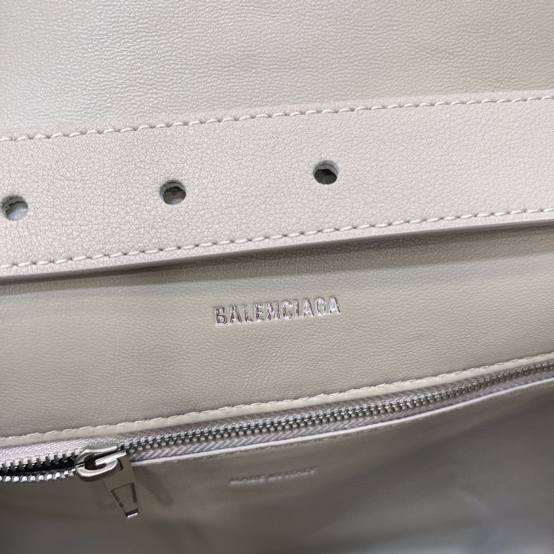 Zivas Charm Timeless Appeal Statement Handbag (Designer-Inspired Craftsmanship) – Close-Up Detail