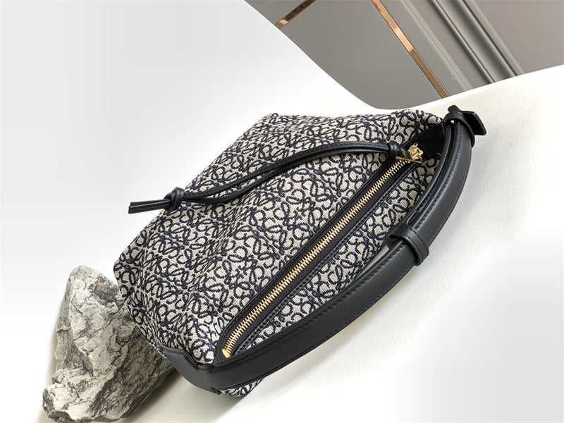 Ziva's Charm handbag – product shot (21cm*17cm*12.5cm)