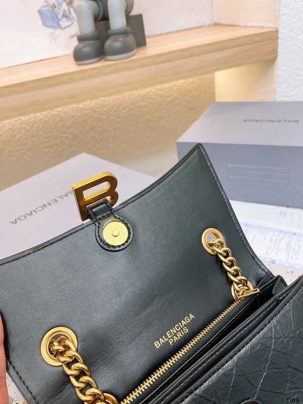 Ziva's Charm handbag – product shot (one versatile size)