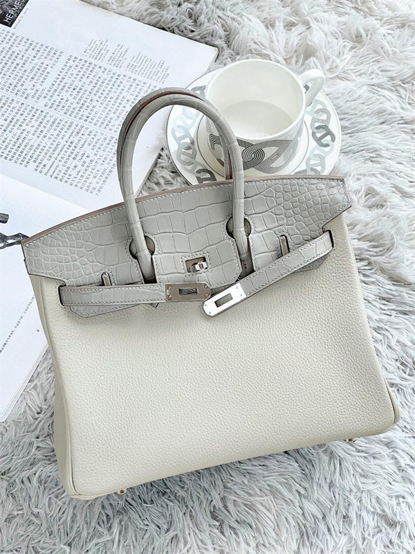  Modern carryall bag front view