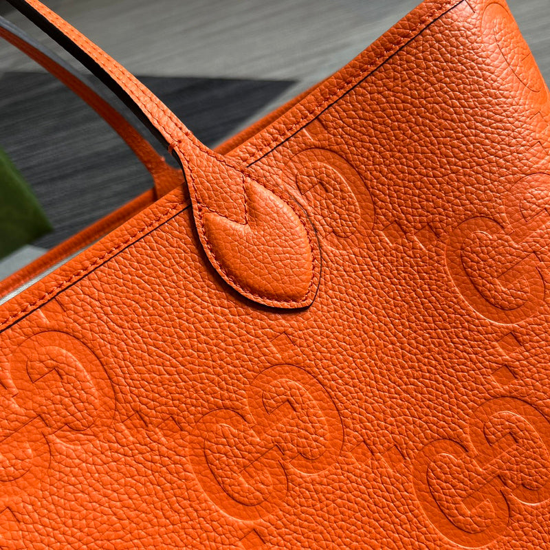 Handle and strap detail of modern premium women's handbag – women's premium purse