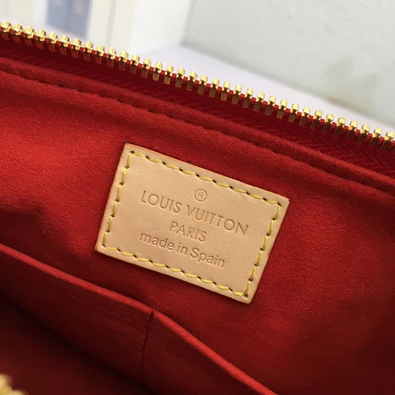Side profile of statement everyday-luxe women's handbag – women's premium purse