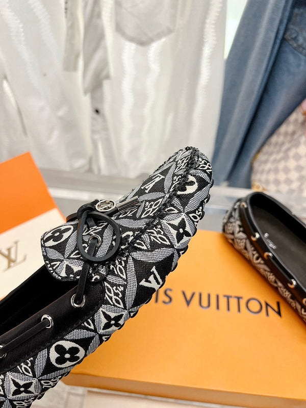 Louis Vuitton shoes Style 320 - true-to-life color detail