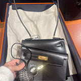  Clean-Lined tote bag carried on shoulder