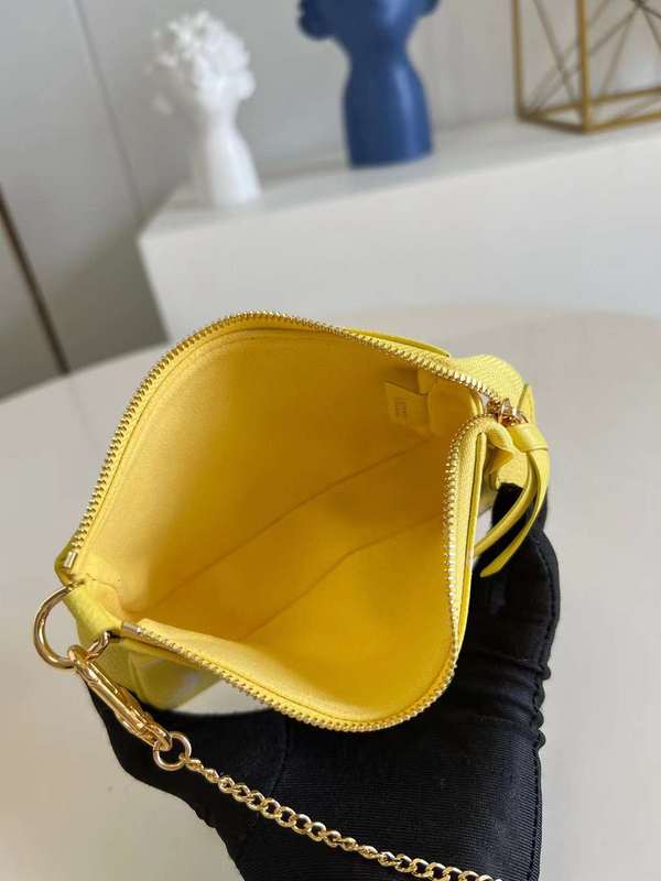 Handle and strap detail of sleek elevated women's handbag – women's premium purse