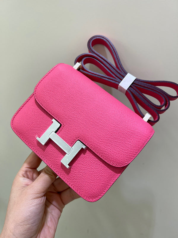 Fluid handbag styled for everyday wear