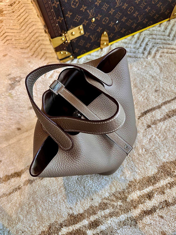  Tailored shoulder bag front view 13