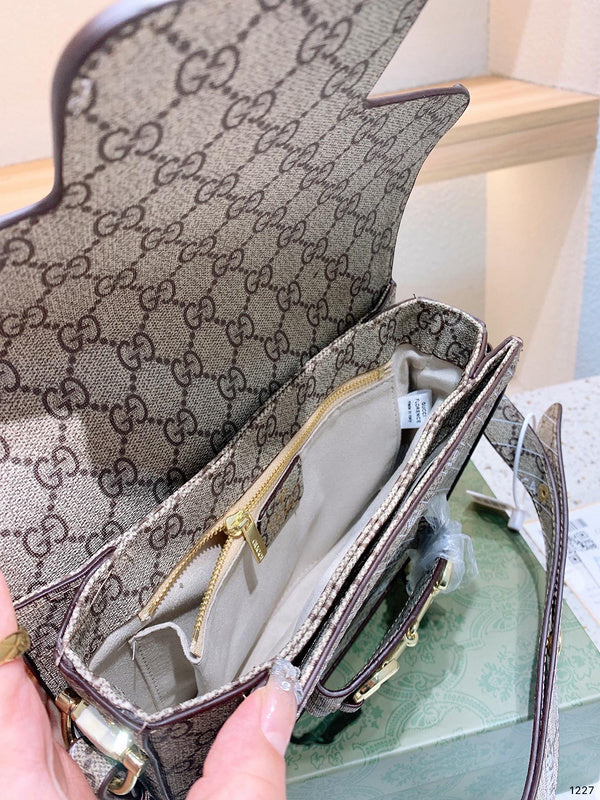 Ziva's Charm handbag – product shot (one versatile size)