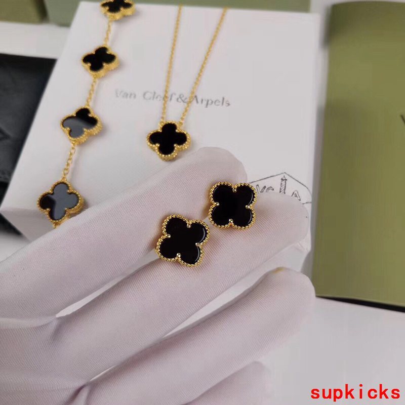 Angled view of Van Cleef & Arpels unisex jewelry piece