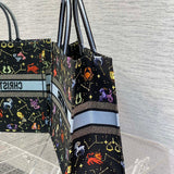 Handle and strap detail of classic sleek women's handbag – women's everyday handbag
