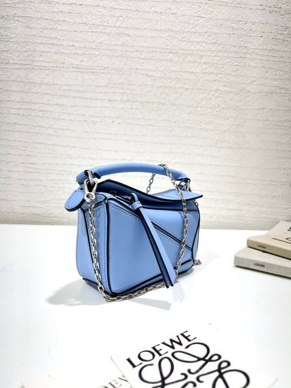 Ziva's Charm handbag – close-up view (13.5cm*5.5cm*8.5cm)