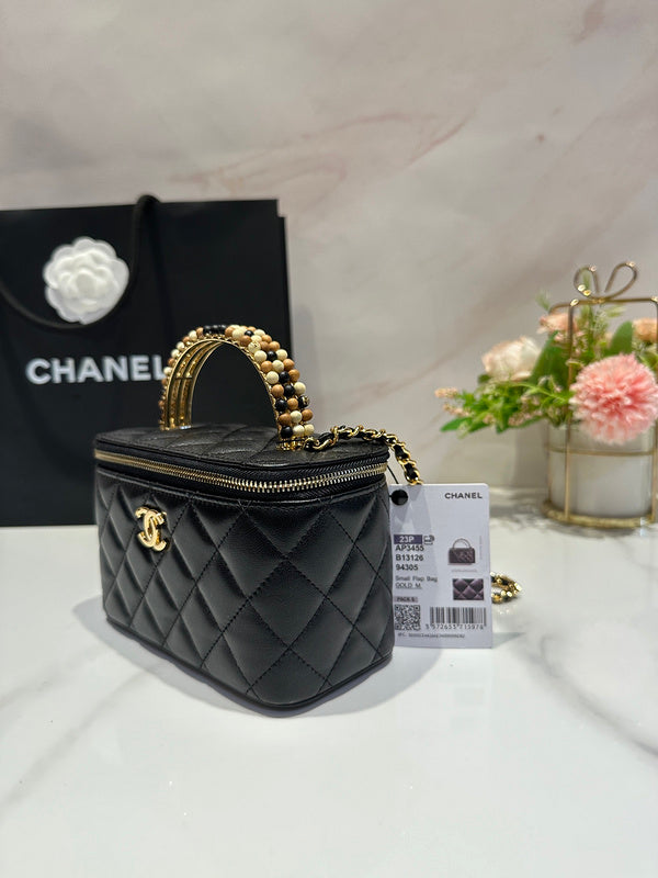 Ziva's Charm handbag – close-up view (one versatile size)