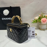 Ziva's Charm handbag – close-up view (one versatile size)